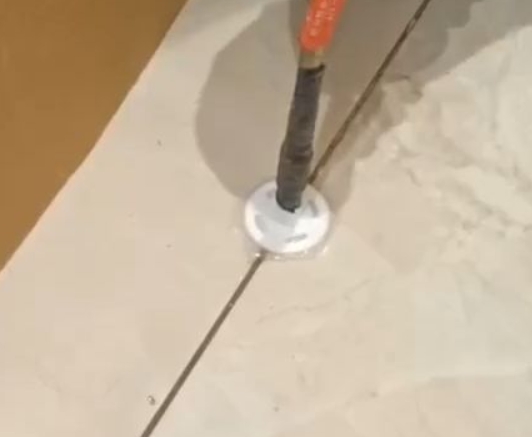 独山子瓷砖空鼓维修公司专业解答瓷砖在铺贴过程中，如果没有涂抹均匀到位的粘结材料（如水泥砂浆或瓷砖胶），可能会导致以下问题
